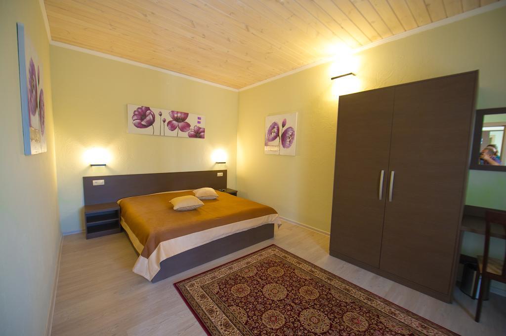 Prince Trubetskoi Winery Hotel Нова Каховка Стая снимка